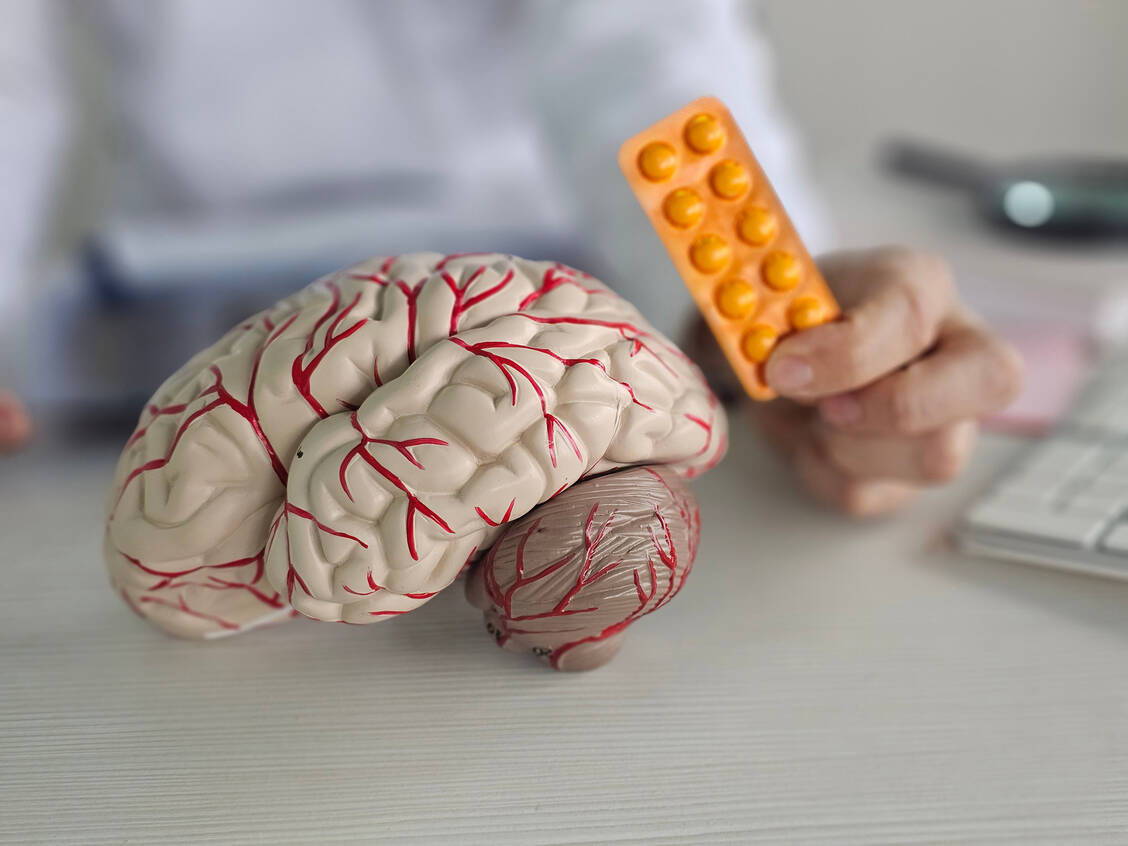 Einige seit Langem aus anderen Einsatzgebieten bekannte Wirkstoffe könnten potenziell auch zur Behandlung von Demenzerkrankungen geeignet sein. / © Adobe Stock/Nadzeya