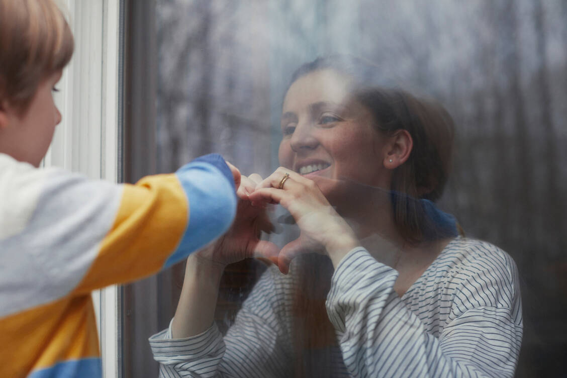 Kein menschliches Immunsystem kannte anfangs den neuen Erreger. Um Ansteckungen zu vermeiden, musste man sich separieren. / © Getty Images/Patrick Fraser