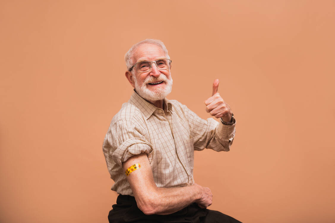 Die Evidenz verdichtet sich, dass eine Herpes-Zoster-Impfung das Risiko für eine Demenz senken kann. / © Adobe Stock/oneinchpunch