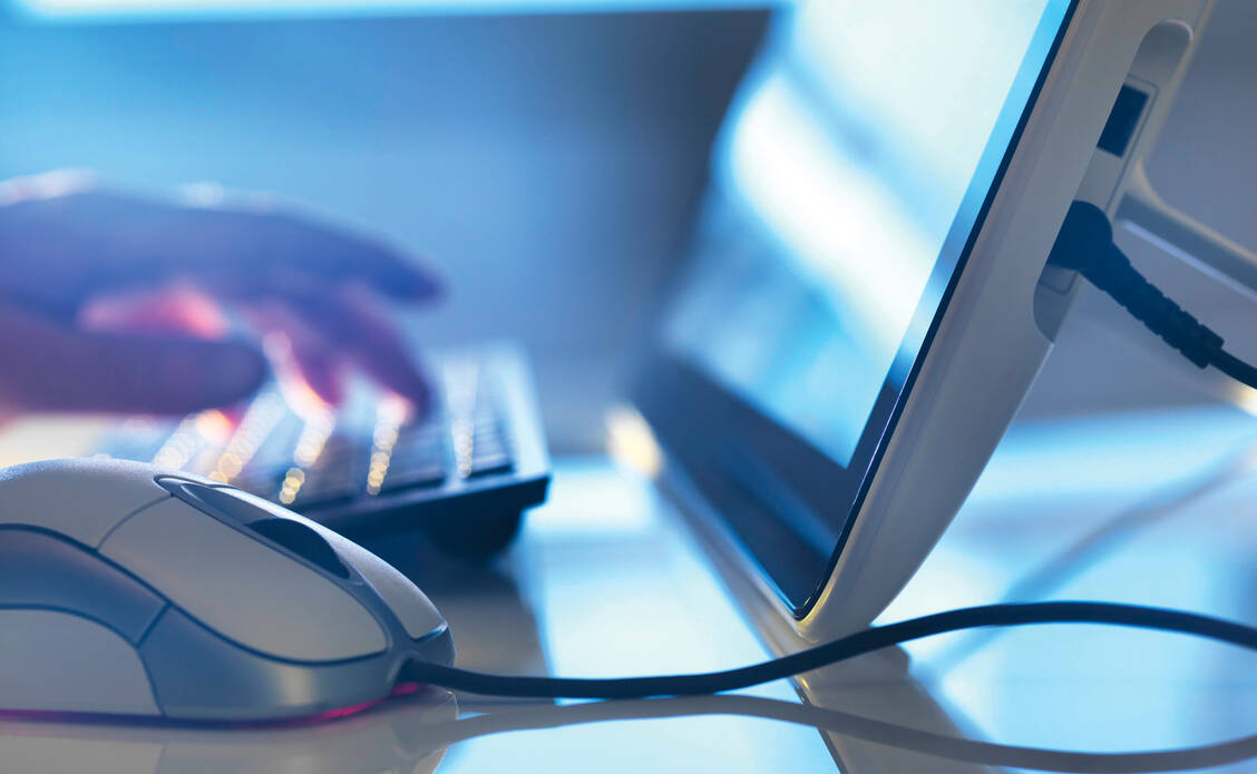 Sowohl Arztpraxen als auch Apothekerkammern sind von technischen Störungen beim Anschluss an die Telematik-Infrastruktur betroffen. / Foto: Imago/Westend61