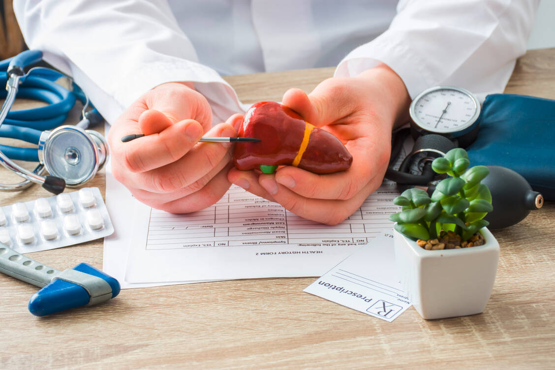Manchmal heilen Infektionen mit Hepatitis-Viren folgenlos aus, oft ist jedoch eine Therapie erforderlich. / Foto: Getty Images/Shidlovski