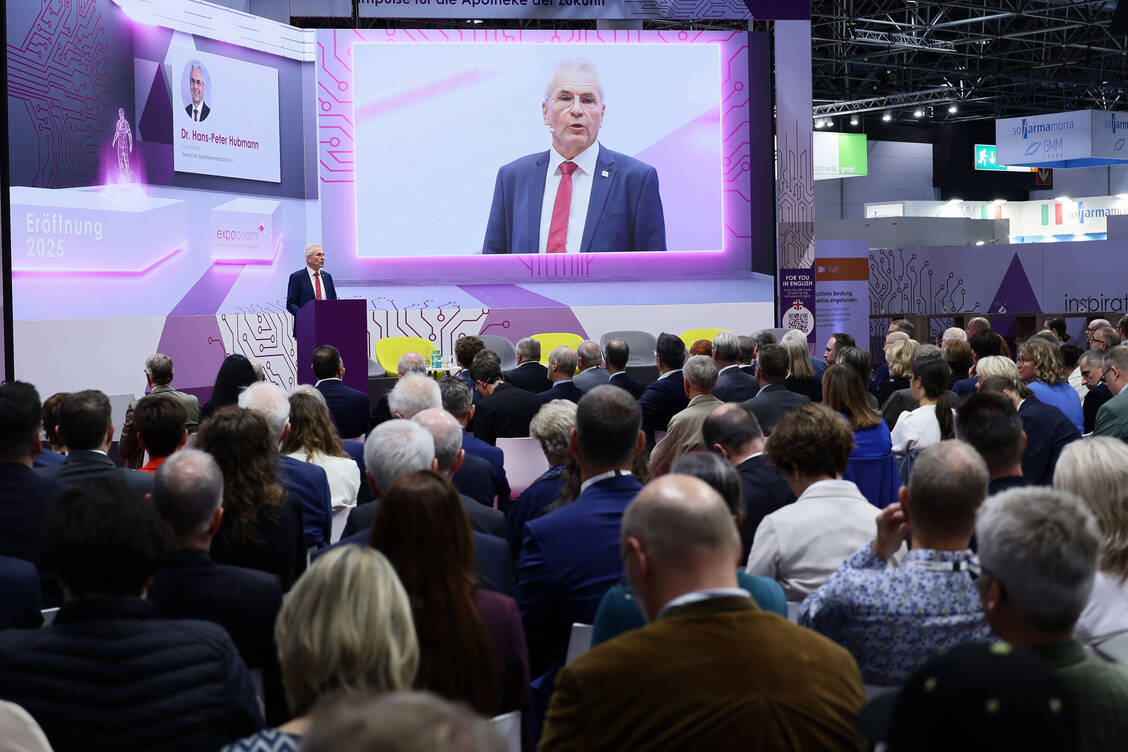 Hans-Peter Hubmann, der Vorsitzende des Deutschen Apothekerverbandes (DAV), auf der diesjährigen Expopharm in Düsseldorf. / © Alois Mueller
info@amfotos.com