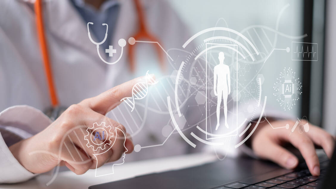 Patienten akzeptieren KI in der Medizin vor allem dann, wenn der Arzt die letzte Entscheidung trifft. / © Adobe Stock/Supapich