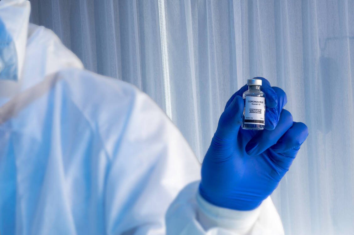 Gemeinsam ist allen Covid-19-Impfstoffen, dass sie zunächst nicht als Indiviualdosen in Form von Fertigspritzen sondern als Mehrdosen-Ampullen kommen. / Foto: Getty Images/Ronnakorn Triraganon