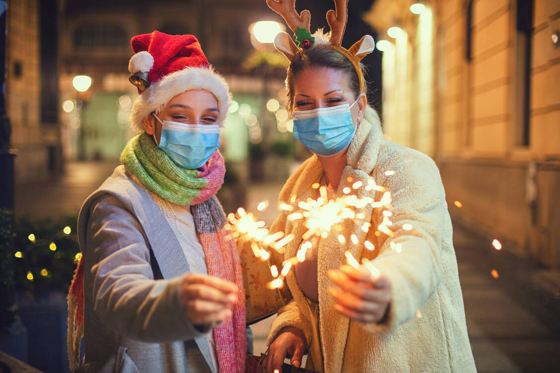 Erwachsene ziehen sich Silvester Verletzungen mehrheitlich durch Raketen, aber auch durch vermeintlich harmlose Pyrotechnik wie Wunderkerzen zu. / Foto: Getty Images/kajakiki