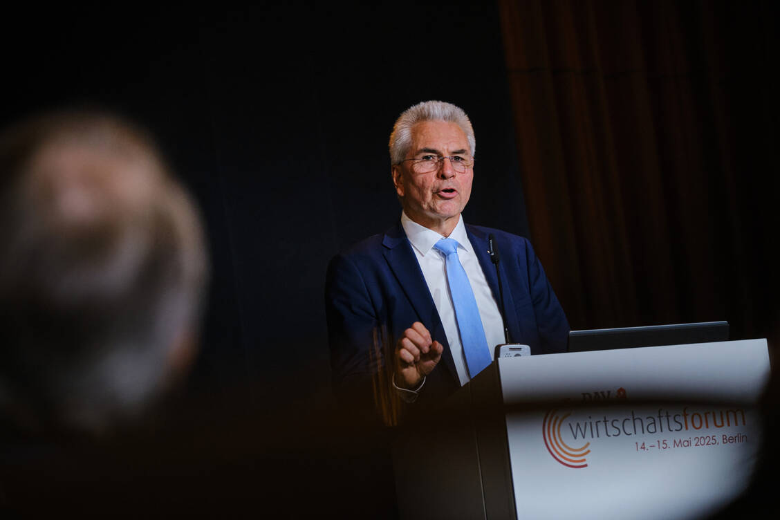 Hans-Peter Hubmann, hier auf dem DAV-Wirtschaftsforum, gehört zu den deutlichen Kritikern der geplanten Apothekenreform.  / © DAV-Wirtschaftsforum / André Wagenzik