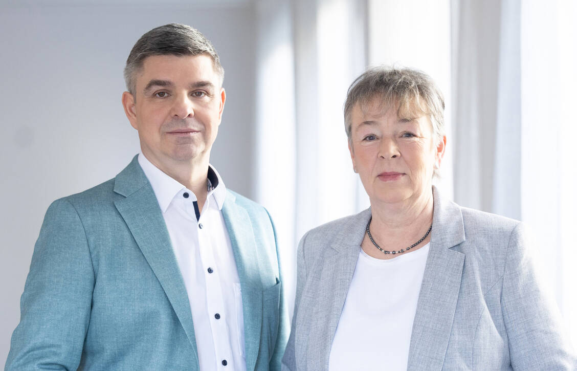 Adexa-Bundesvorstand Andreas May und Adexa-Vorstandsmitglied Tanja Kratt wünschen sich mehr Kompetenzen für PTA.  / © Adexa/Angela Pfeiffer