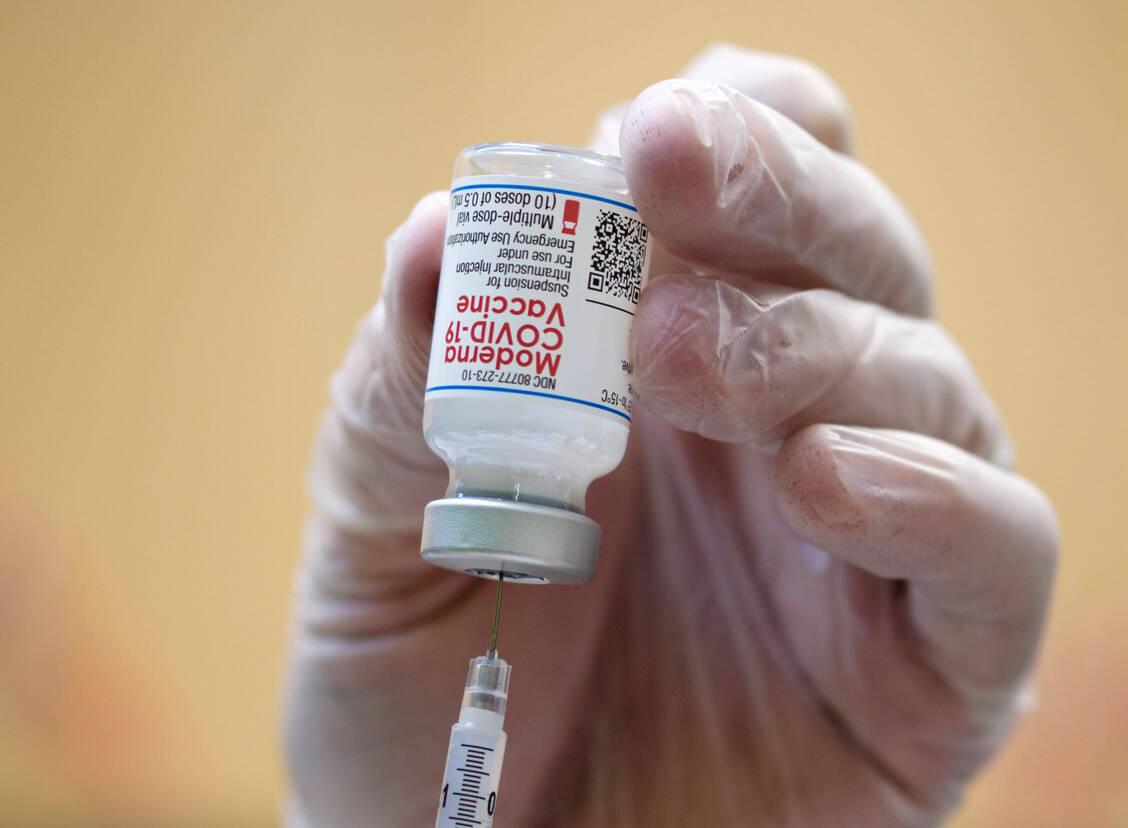 Zehn Dosen à 0,5 ml sind derzeit auf den Moderna-Ampullen deklariert. Das Unternehmen überlegt, die Vials demnächst mit bis zu 15 Dosen zu befüllen. / Foto: imago images/ZUMA Wire