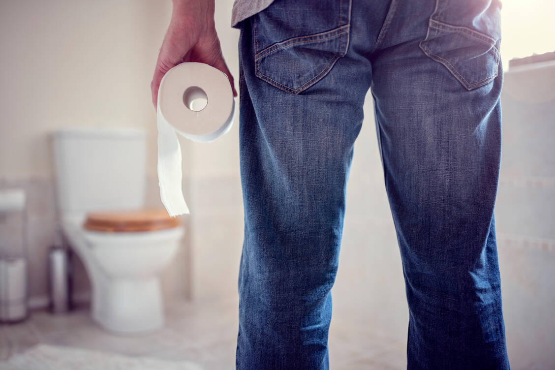 Auch Männer  können an Hämorrhoiden leiden. / Foto: Getty Images/BrianAJackson