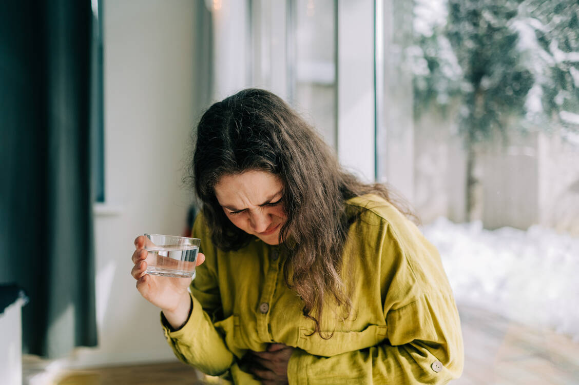 Die Gene sind nur ein Grund, wenn Übelkeit unter GLP-1-Agonisten auftritt. Hilfreich sind kleine Mahlzeiten über den Tag verteilt. / © Getty Images/Olga Pankova