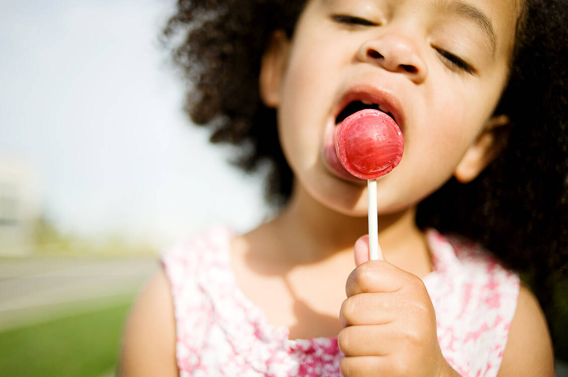 Anders als bei Zuckerlollis gelangen beim sogenannten Lollitest, der an vielen Schulen zur Coronadiagnostik genutzt wird, keine Stoffe in den Organismus. / Foto: Getty Images/Diyosa Carter