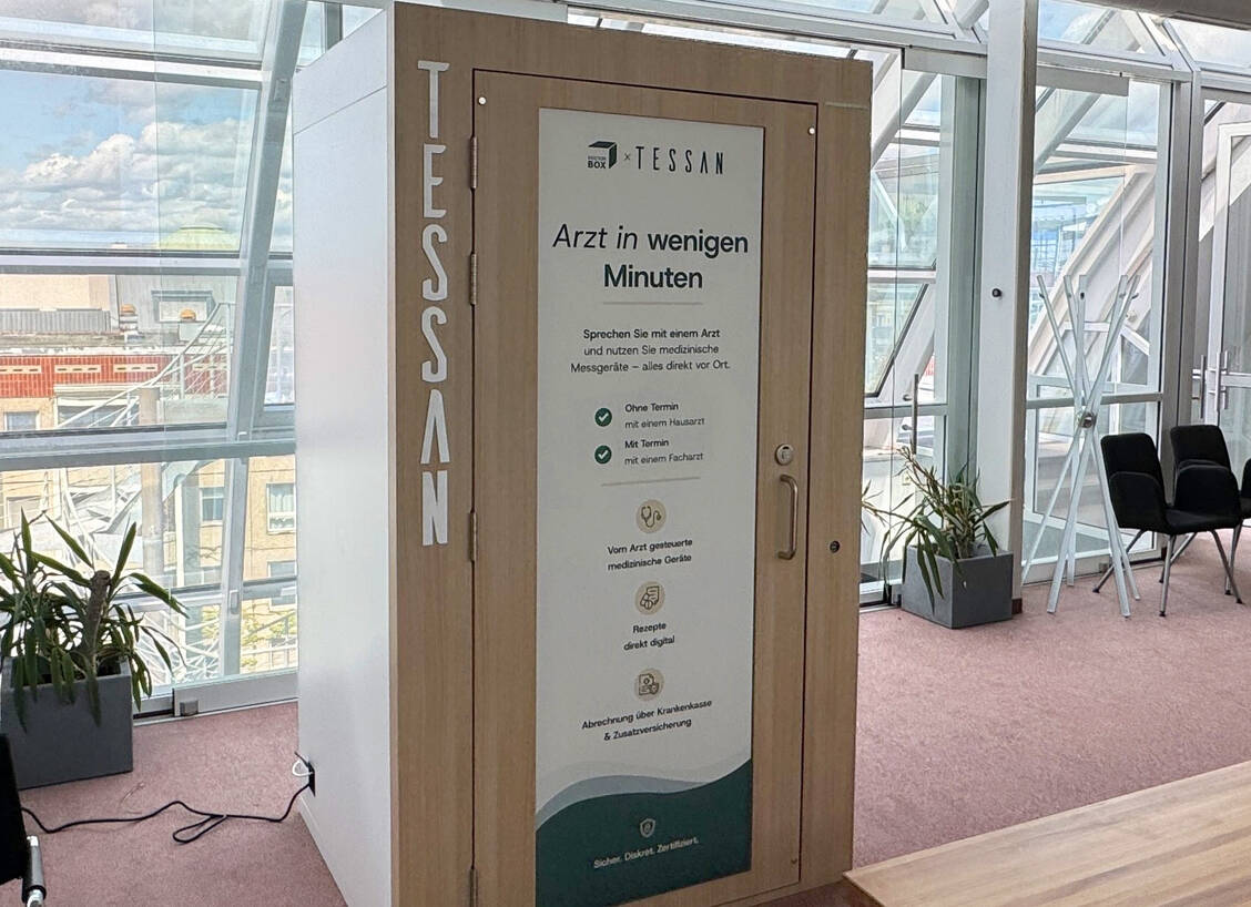 Doctorbox bietet sowohl eine Tablet-Lösung als niedrigschwelligen Einstieg in die assistierte Telemedizin als auch Telemedizin-Kabinen und -Terminals an. / © Doctorbox