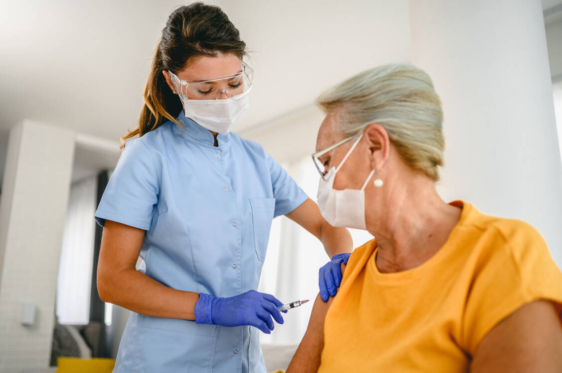 Eine Covid-19-Impfung senkt neuen Daten zufolge nicht nur das Risiko für schwere Verläufe bei Durchbruchinfektionen, sondern auch für Langzeitsymptome (Long Covid). / Foto: Getty Images/bluecinema