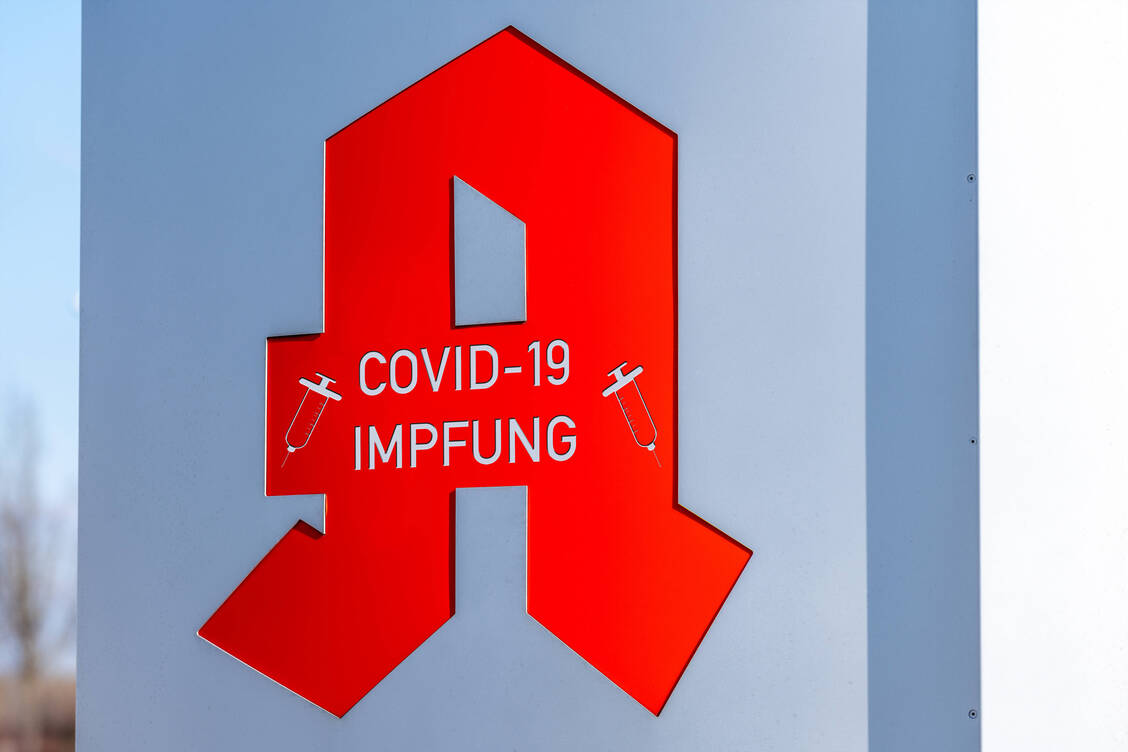 In der Apotheke verabreichte Covid-19-Impfungen dürfen die Offizinen umsatzsteuerfrei abrechnen. / Foto: IMAGO/Bihlmayerfotografie