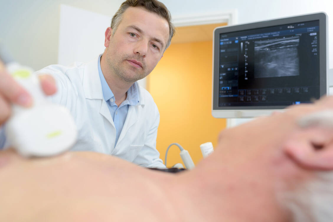 Ultraschall und Belastungs-EKG dienen zur Diagnose der Herzinsuffizienz. Bei erhaltener Auswurffraktion bringt laut neuen Daten auch Dapagliflozin einen Vorteil für den Patienten. / Foto: Adobe Stock/auremar