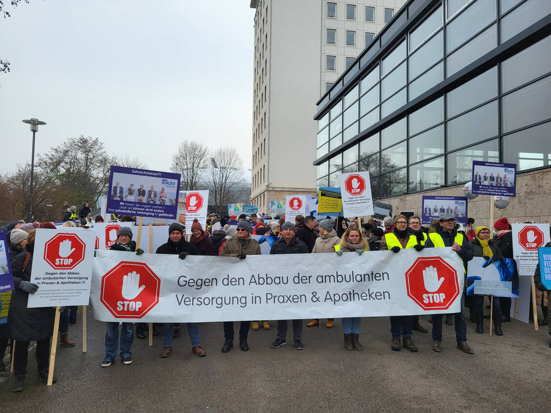 Mit Transparenten machten hunderte Apotheker und Ärzte heute vor dem Thüringer Landtag auf die Probleme der ambulanten Versorgung in Thüringen aufmerksam. / Foto: Apothekerverband Thüringen