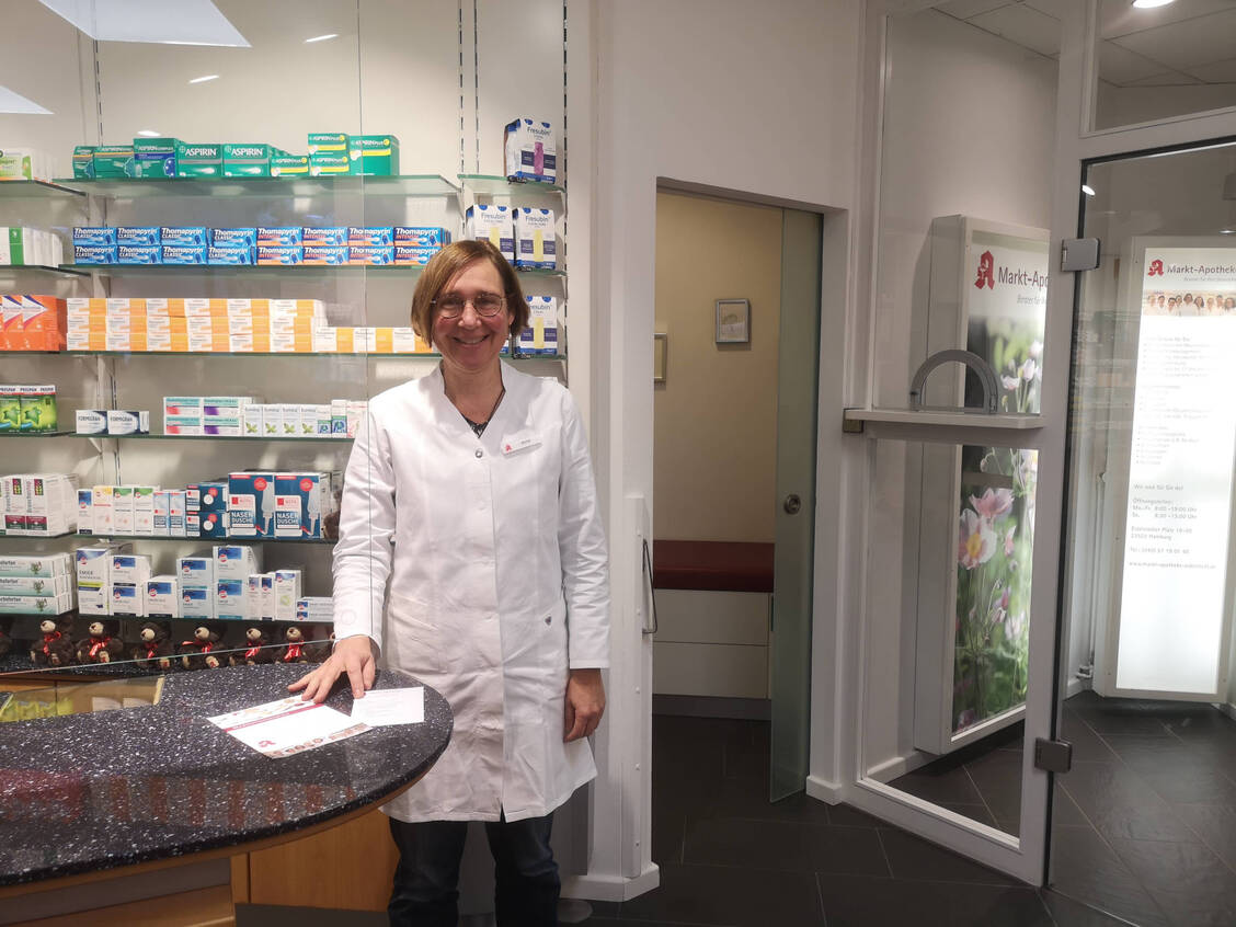 Dorothee Michel vor dem Beratungsraum ihrer Apotheke. / Foto: PZ/Daniela Hüttemann