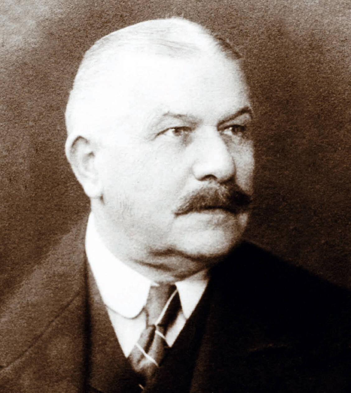 Franz Lutze starb im Jahr 1923.  Zu den wichtigen Präparaten, die der Apotheker und Firmengründer von Dr. Kade, einführte zählen unter anderem Asthmolysin, das Hämorrhoidenmittel Posterisan sowie Antiallergika und Spasmolytika. / Foto: Firma Dr. Kade