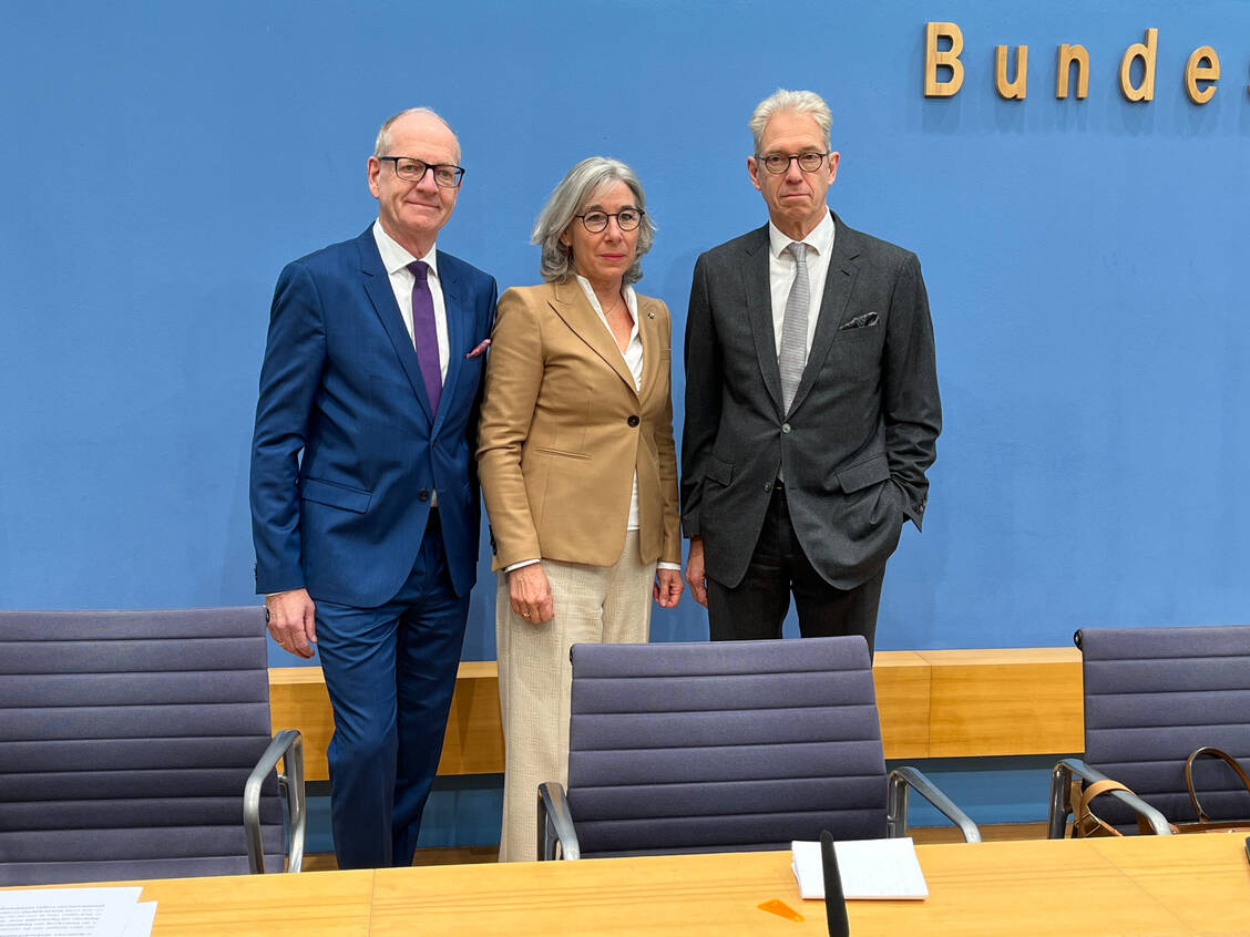 Sie  fordern einen Kurswechsel in der Gesundheitspolitik:  Martin Hendges, Vorstandsvorsitzender der Kassenzahnärztlichen Bundesvereinigung, ABDA-Präsidentin Gabriele Regina Overwiening, und Andreas Gassen, Vorstandsvorsitzender der Kassenärztlichen Bundesvereinigung (KBV) heute bei einer gemeinsamen Pressekonferenz in Berlin (v.l.n.r.). / Foto: PZ/Alexander Müller