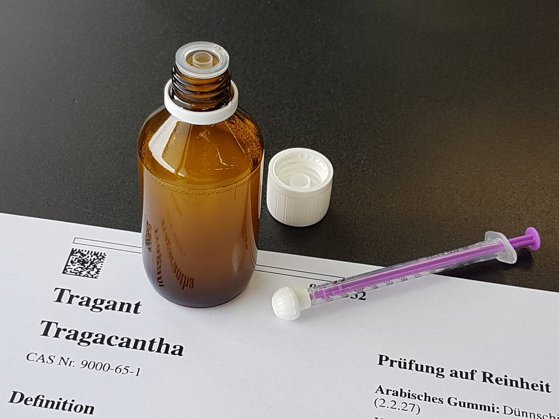 Tragant wird zur Stabilisierung pädiatrischer Suspensionen verwendet. / Foto: DAC/NRF