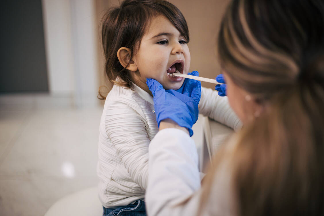 Derzeit infizieren sich viele Kinder und Jugendliche mit Mykoplasmen. Die Infektionen äußern sich meist durch Fieber, Müdigkeit und Husten.  / Foto: Getty Images/Milorad Kravic