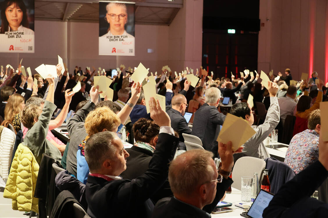 Einig waren sich die Delegierten bei der Neuformulierung des Warnhinweises für Arzneimittel, aber bei anderen Themen gab es Kontroversen. / © PZ/Alois Müller