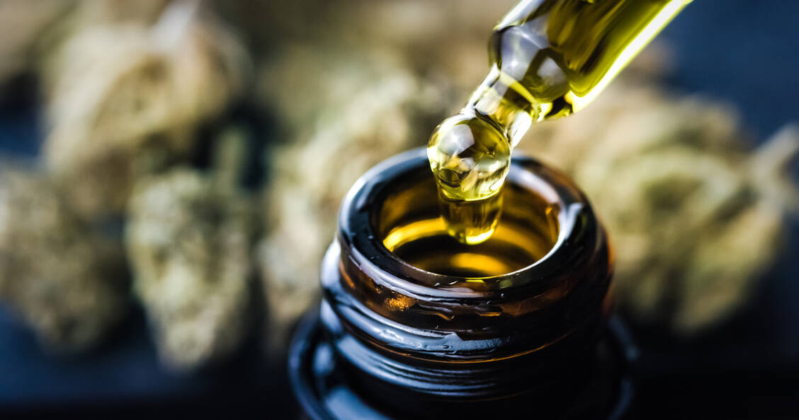 Viele Patienten wenden ölige Cannabis-Extrakte oral nicht gern an. Cannabis-haltige Tabletten oder Kapseln wären eine gute Alternative. / © Getty Images/24K-Production