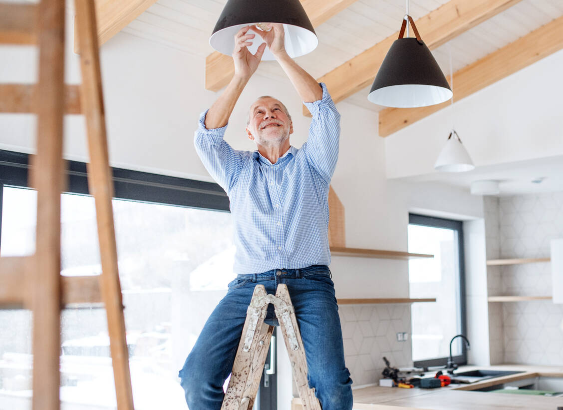 Oft sind es Alltagsaktionen, in denen sich Stürze bei älteren Menschen ereignen. Eine nachlassende Muskelkraft und Stabilität, aber auch die Einnahme von bestimmten Medikamenten können die Balance gefährden. / © Adobe Stock/Halfpoint