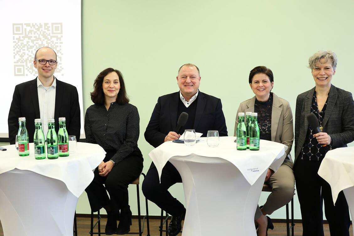 Der neue Vorstand der Bundesapothekerkammer bei einer berufspolitischen Veranstaltung in Schladming: Hannes Müller, Ina Lucas, Armin Hoffmann, Franziska Scharpf und Maike Fedders (von links). / © PZ/Alois Müller