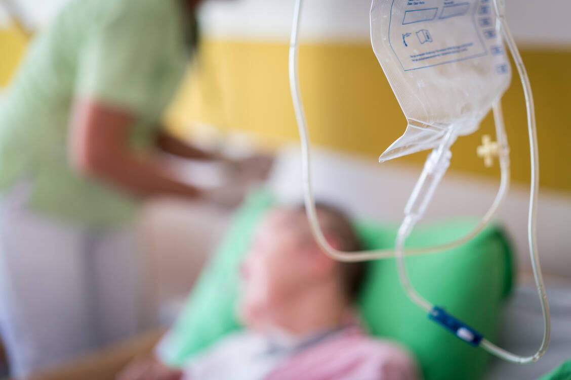 Schwer kranke Coronavirus-Patienten werden derzeit versuchsweise mit dem neuen antiviralen Wirkstoff Remdesivir, der ursprünglich gegen Ebola entwickelt wurde, behandelt (Symbolbild). Es wird intravenös verabreicht. / Foto: Getty Images/Jasmin Merdan