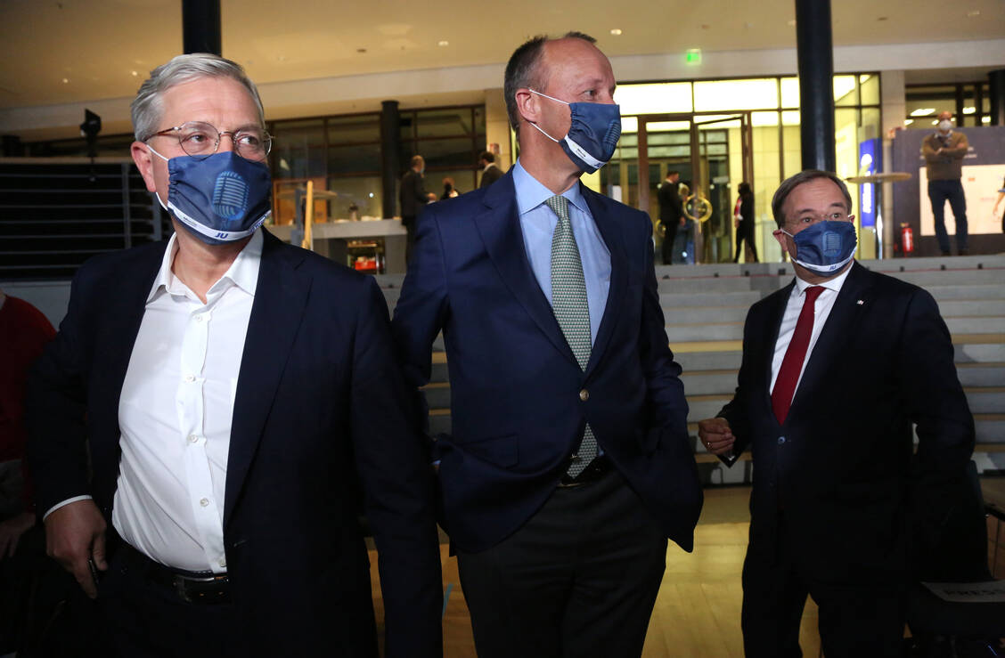Auf dem weißen Bereich der Masken platzierte die Junge Union ein Logo der Online-Apotheke Doc-Morris. Welche Summe die Jugendorganisation der CDU dafür bekam, ist unklar. / Foto: Getty Images/Adam Berry