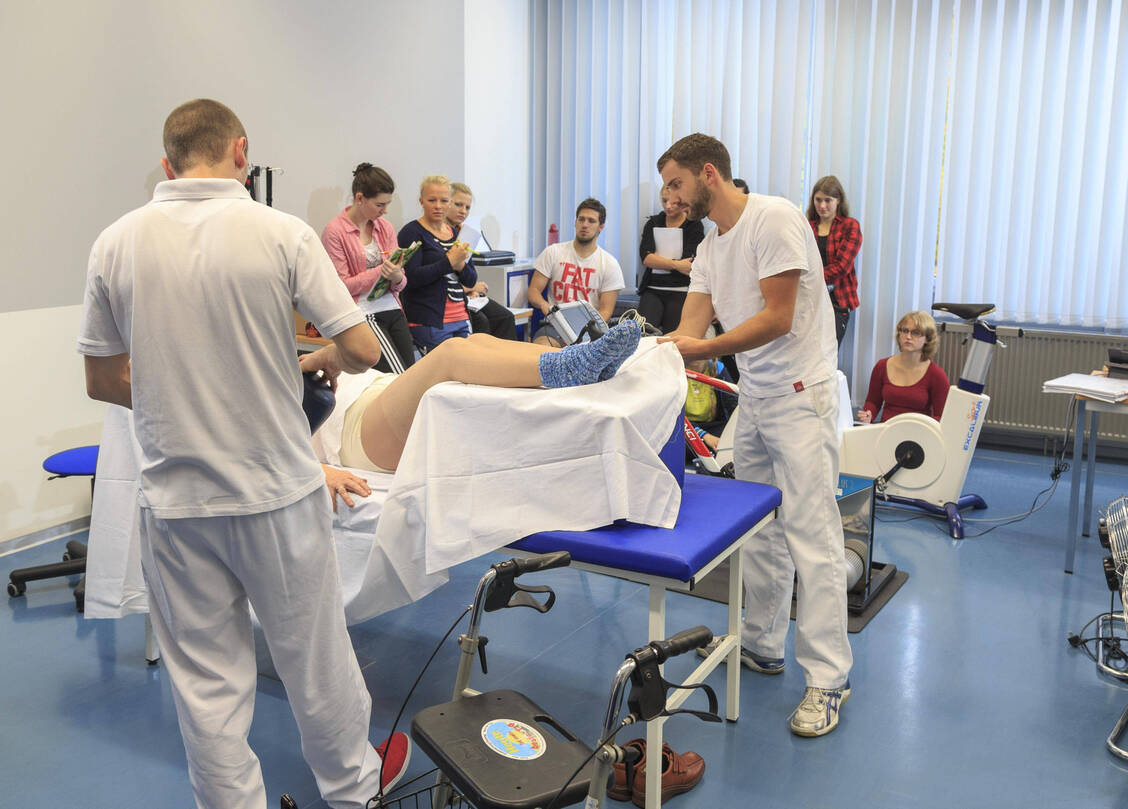 Internationale Studien belegen seit Jahrzehnten, dass Pflegefachkräfte vermeintlich ärztliche Tätigkeiten übernehmen können und sollten. Die einzige Bedingung: Deutschland muss Expertinnen zufolge erst die verpasste Akademisierung der letzten 20 bis 30 Jahre aufholen.  / © Imago / Rainer Weisflog