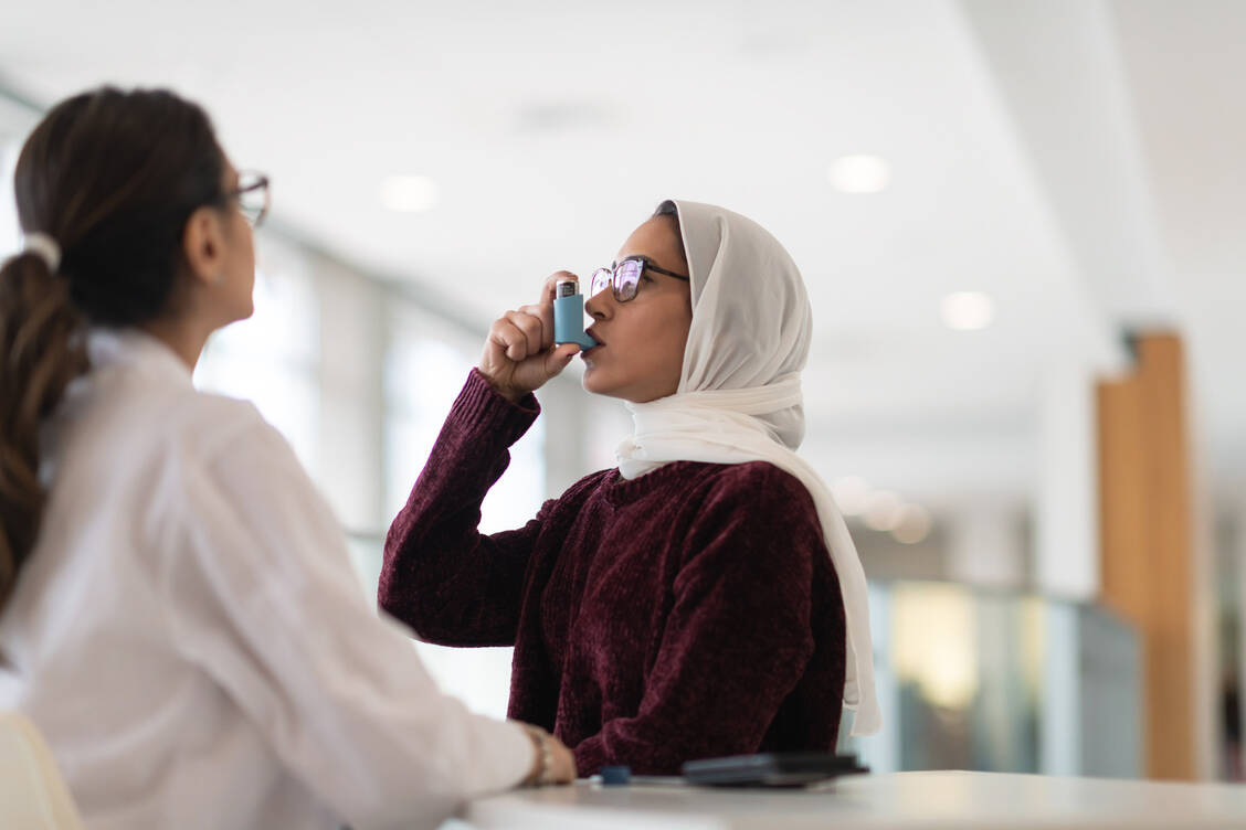 Immer mehr Apotheken leisten pharmazeutische Dienstleistungen.  / © Getty Images/FatCamera