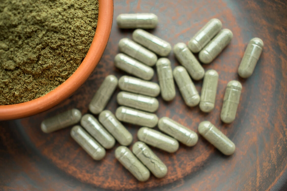 Pulverisierte Kratom-Blätter, aber zum Beispiel auch Kapseln damit, werden im Internet angeboten. Ausreichend wissenschaftliche Belege für den Nutzen von Nahrungsergänzungsmitteln mit Kratom gibt es nicht. Vor möglichen Gefahren wird gewarnt. / Foto: Adobe Stock/irissca