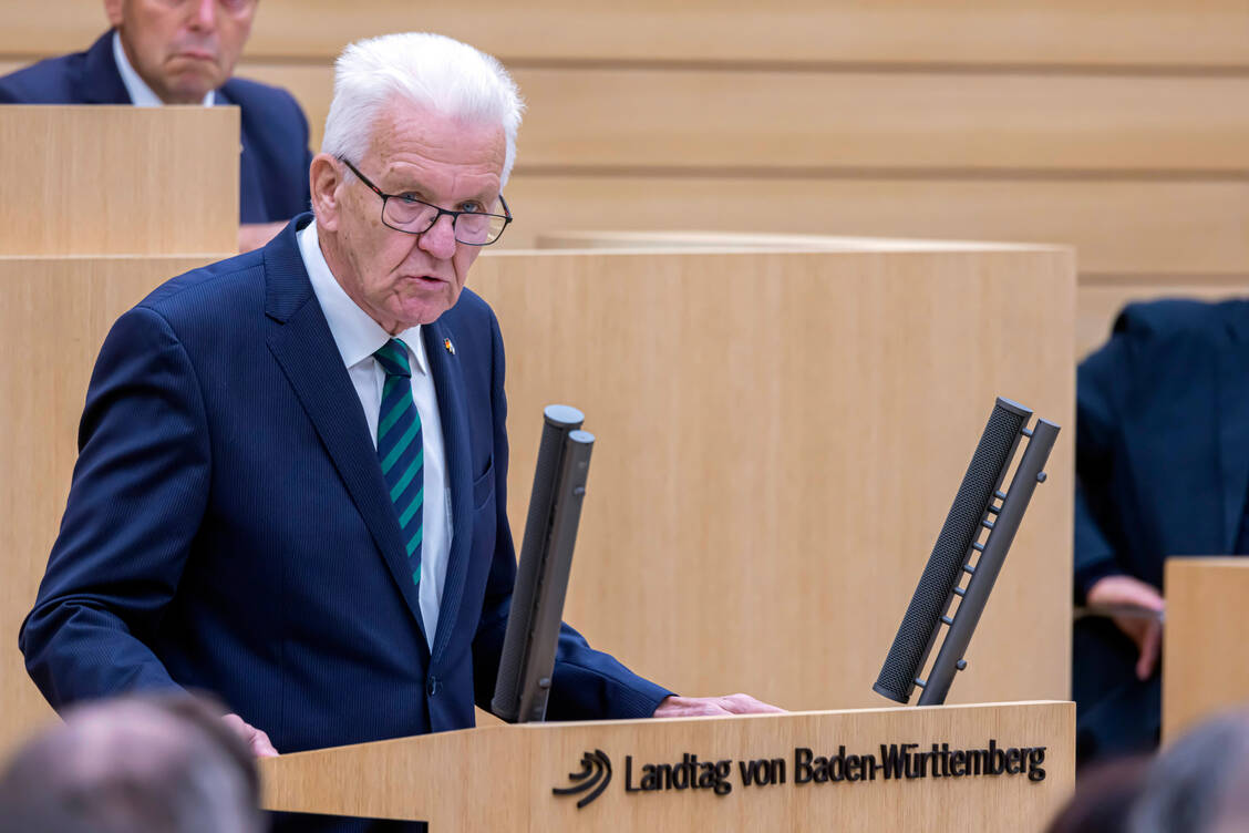 Baden-Württembergs Ministerpräsident Winfried Kretschmann (hier ein Archivfoto) ist für eine Cannabis-Legalisierung, übt allerdings Kritik. Das Gesetz sei »in vielen Fragen in dieser Zeit schwer oder gar nicht umsetzbar«. / Foto: IMAGO/Arnulf Hettrich