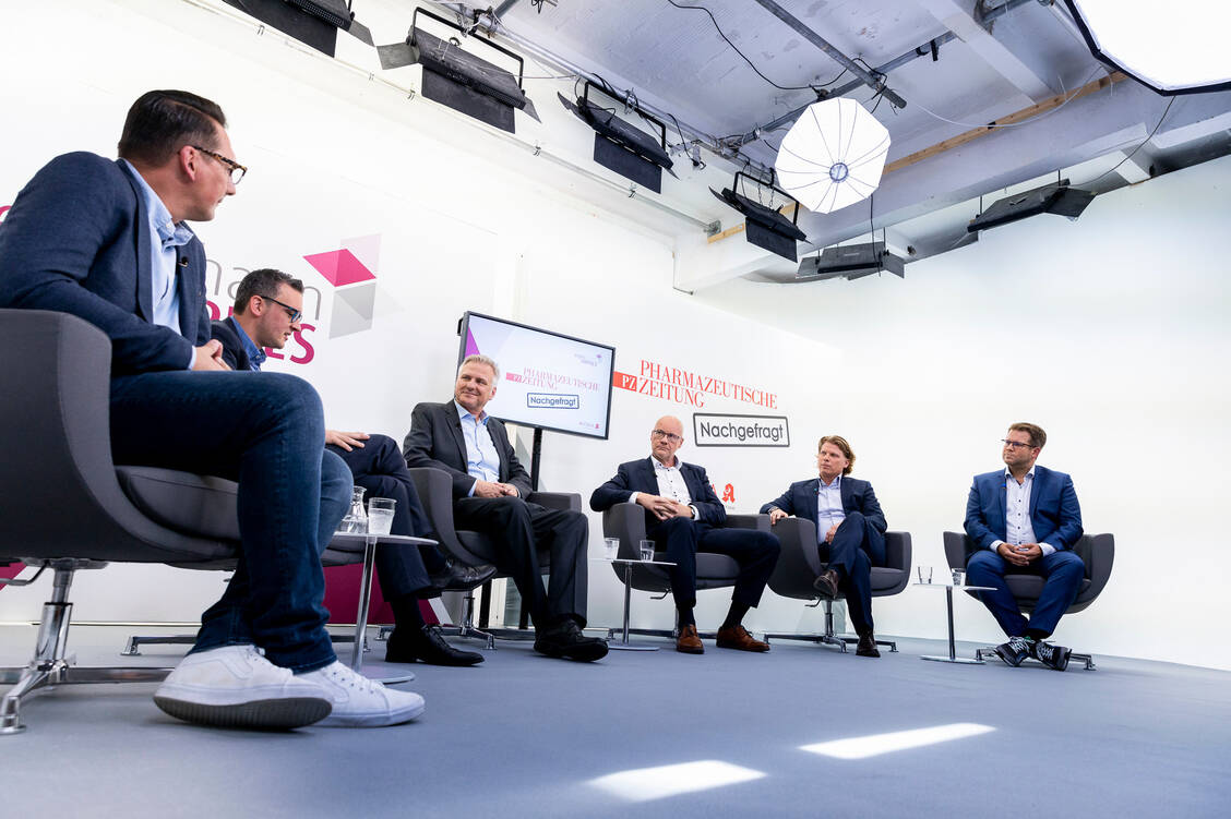 Diskutierten über die richtige Umsetzung des Plattformgedankens für die Apotheke vor Ort: Steffen Kuhnert, Benjamin Rohrer, Stefan Schwenzer, Sören Friedrich, Jan-Florian Schlapfner und Sven Simons (v.l.nr.). / Foto: Philipp Külker