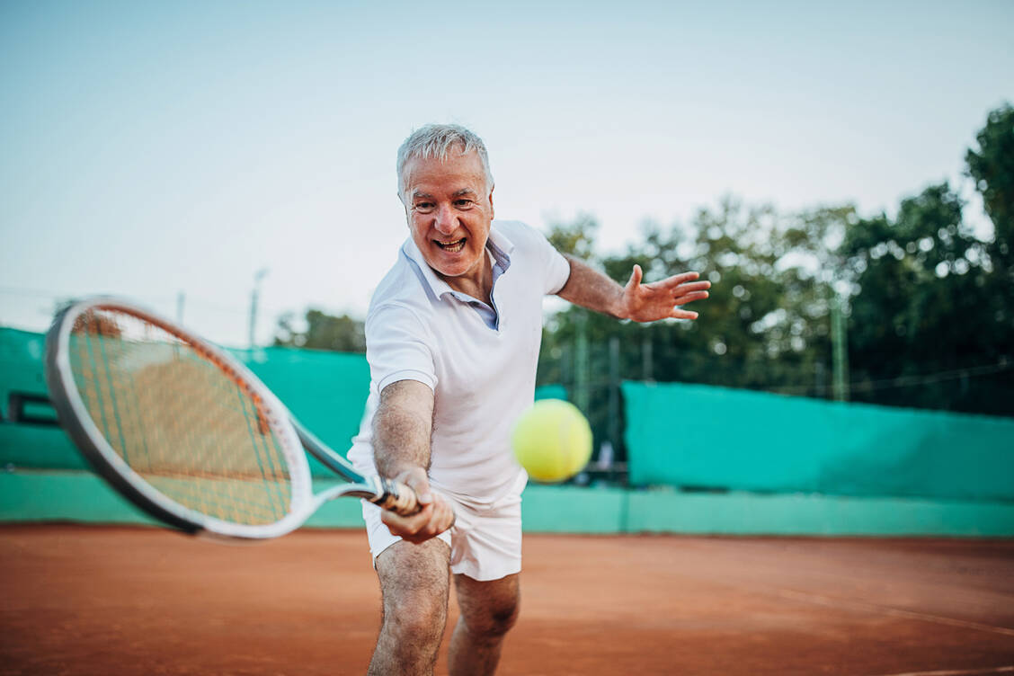 Beim Tennis wird auch die Reaktionsgeschwindigkeit trainiert. Es gibt aber auch einfachere Wege, um diesen Parameter zu verbessern.  / © Getty Images/South_agency