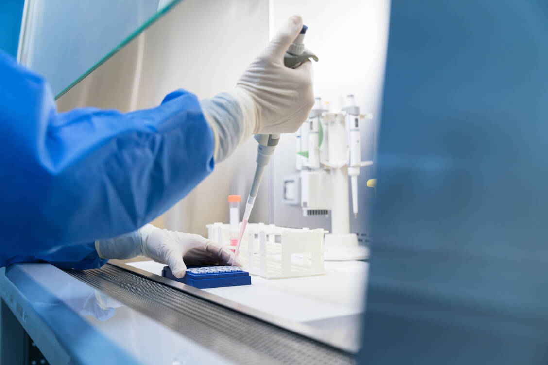 Eine Dreifachtherapie aus breit neutralisierenden Antikörpern, antiretroviraler Therapie und Leronlimab kann womöglich Neugeborene vor einer HIV-Infektion schützen. / © Getty Images/Lu ShaoJi