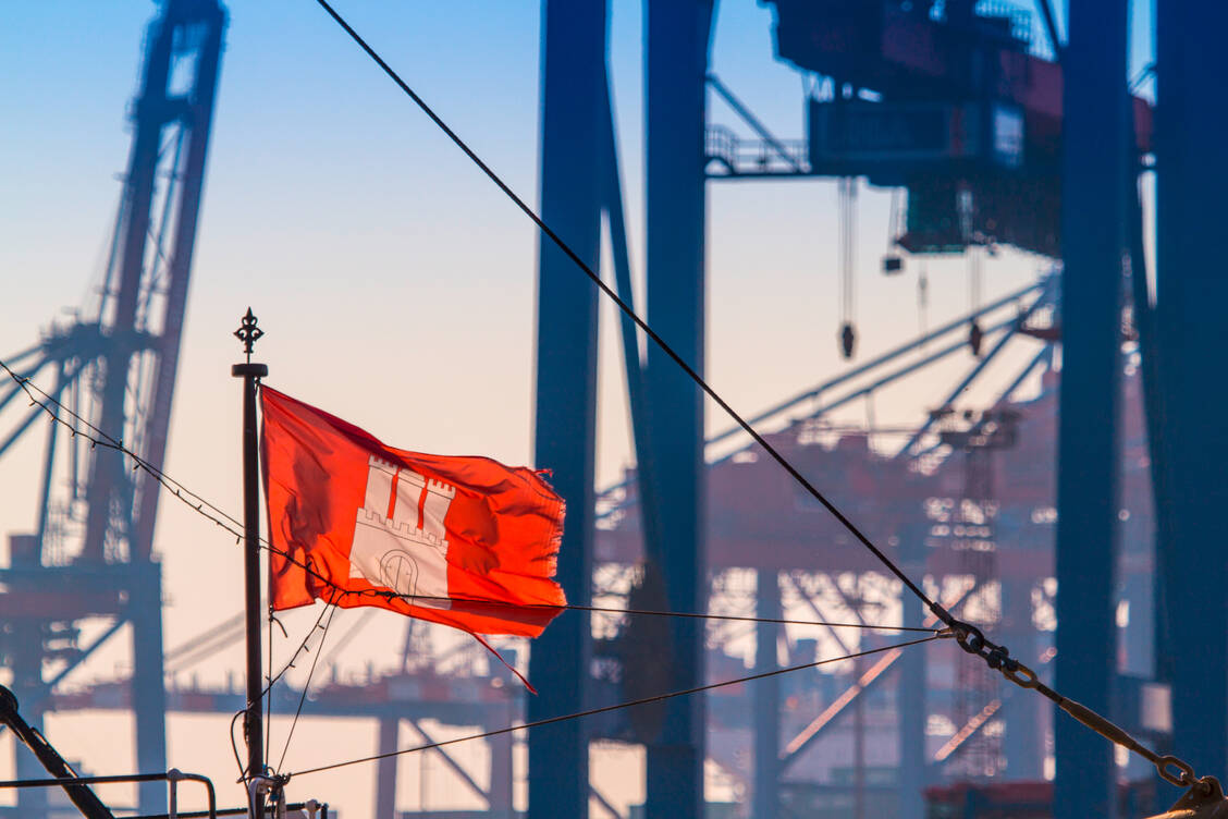 In Hamburg trafen sich die Mitglieder des dortigen Apothekervereins – deren Chef Jörn Graue warnte vor einer Vormachtstellung von Online-Händlern und Gesundheitsplattformen. »Apotheken dürfen nicht völlig der Fremdbestimmung anheimfallen« so Graue. / Foto: Adobe Stock/powell83