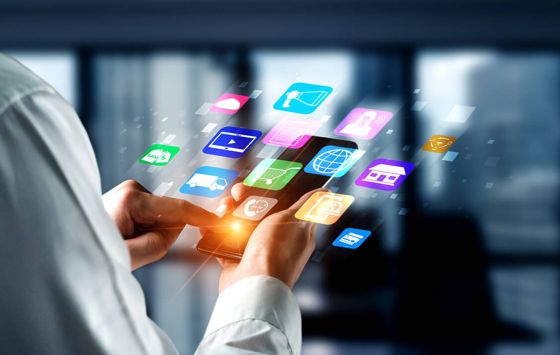 Mit dem Digital Services Act sollen europäische Werte auch für das Internet gelten, sprich: was offline verboten ist, soll auch online illegal sein. / Foto: Adobe Stock/Blue Planet Studio