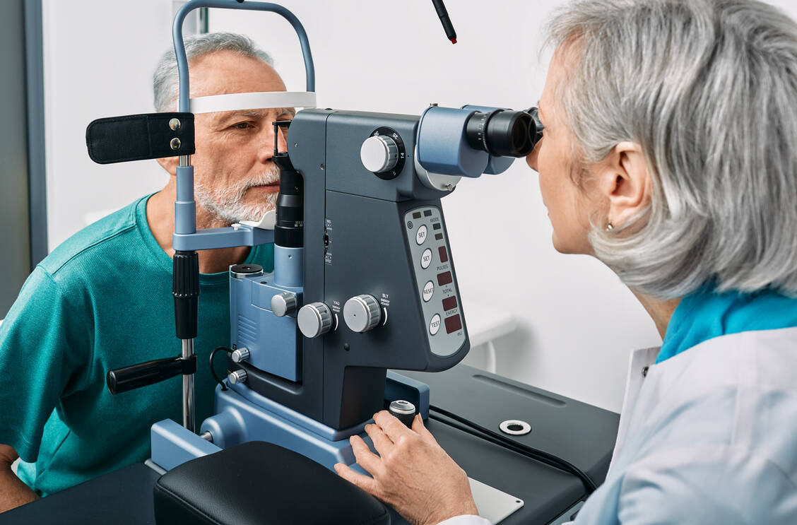 Die Netzhauterkrankungen neovaskuläre altersabhängige Makuladegeneration  und diabetisches Makulaödem zählen zu den häufigsten Ursachen für den Verlust der Sehkraft.  / Foto: Adobe Stock/Peakstock