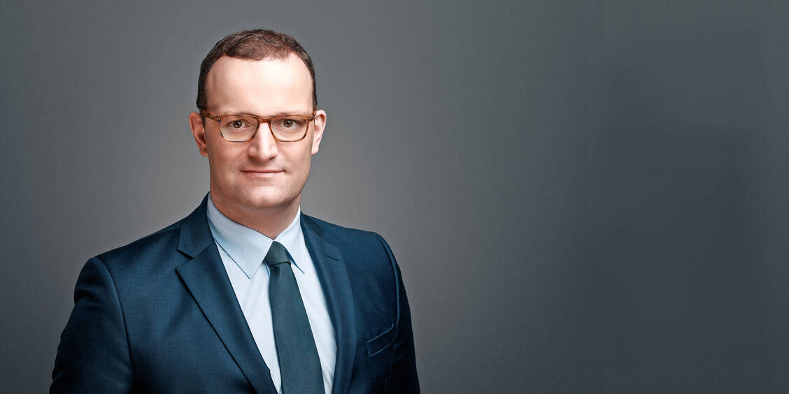 Bundesgesundheitsminister Jens Spahn (CDU) möchte am liebsten, dass sich ungeimpfte Eltern gleich mit immunisieren lassen. / Foto: BMG