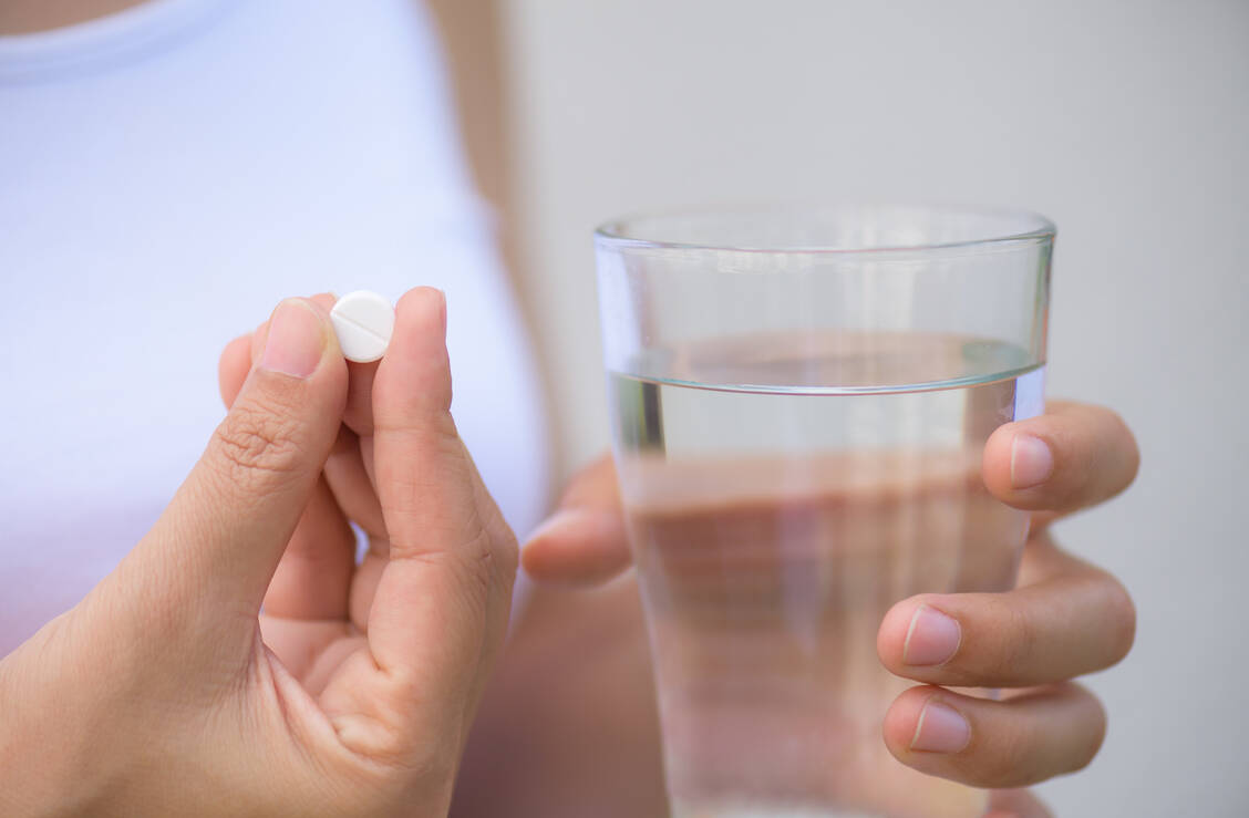 Lieber schlucken statt spritzen: Die orale Anwendung von Arzneimitteln ist für die meisten Patienten angenehmer als die parenterale. / Foto: Shutterstock/siam.pukkato