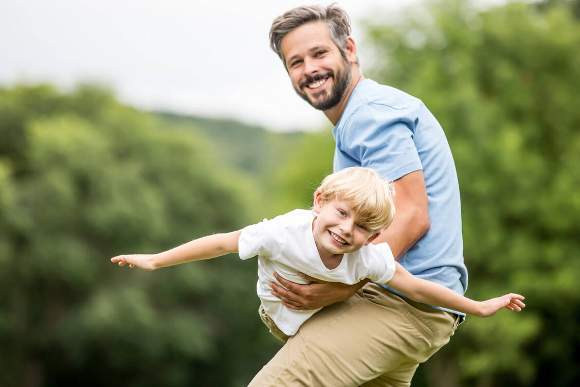 ADHS hat eine genetische Komponente. Jungen (und Männer) sind häufiger betroffen als das weibliche Geschlecht. Die Erkrankung verwächst sich oftmals nicht mit dem 18. Geburtstag. / Foto: Adobe Stock/Robert Kneschke