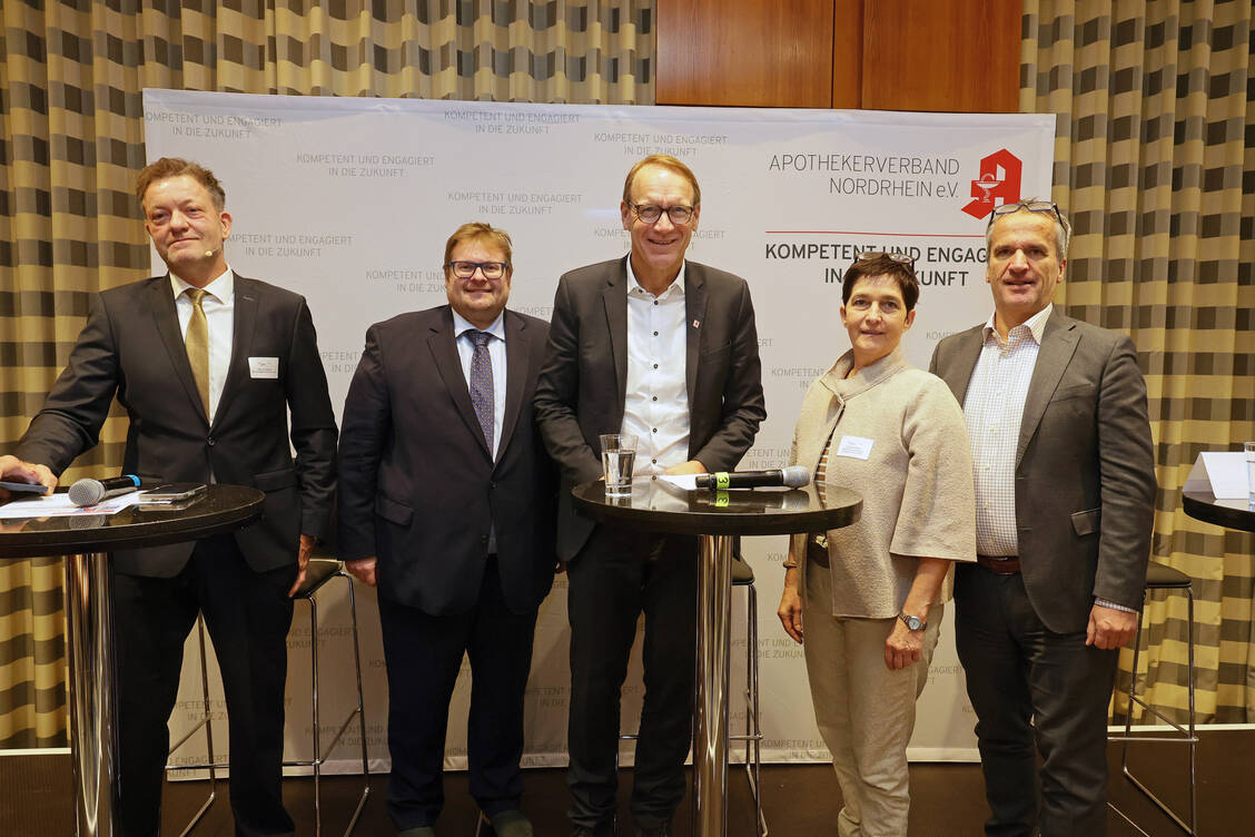 Podiumsdiskussion beim OTC-Gipfel 2024  (von links): Professor Dr. Uwe May, Dr.  Dennis Ballwieser, Thomas Preis, Barbara Steffens, Michael Hennrich / © PZ/Alois Müller