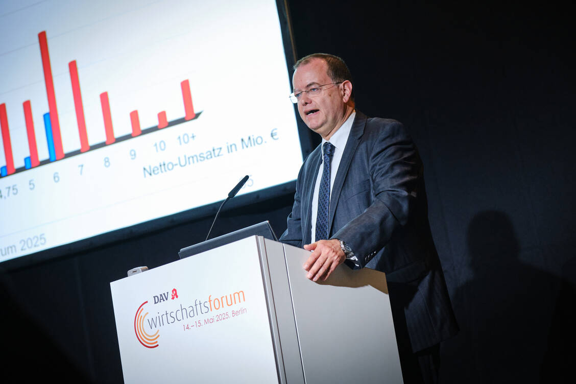 Eckart Bauer, Abteilungsleiter Wirtschaft und Soziales bei der ABDA, legte beim DAV-Wirtschaftsforum 2025 in Berlin seinen Wirtschaftsbericht vor. / © DAV-Wirtschaftsforum / André Wagenzik
