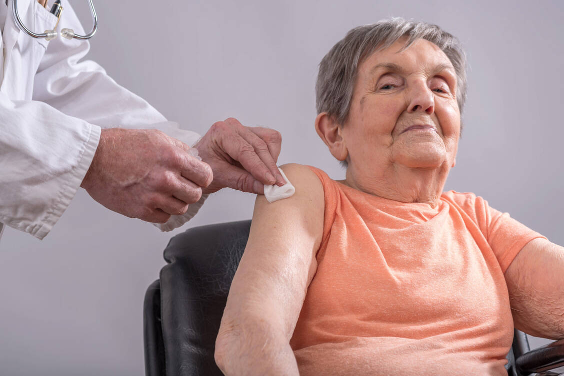 Auch das Immunsystem altern und reagiert nicht mehr so gut auf Impfungen, daher tricksen die Vakzinen-Hersteller mit Adjuvanzien oder höheren Antigendosen. / Foto: Fotolia/Thodonal