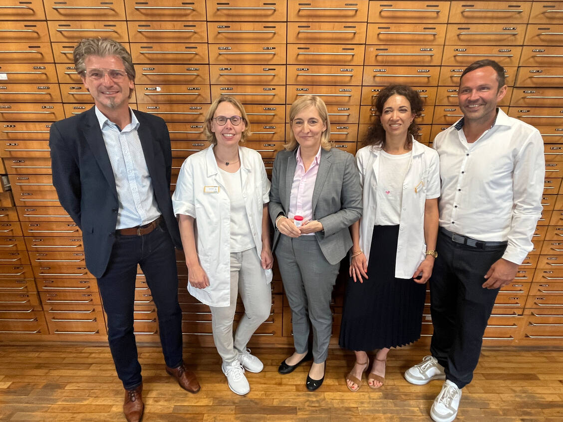 Apothekenbesuch in Igersheim (v.l.n.r.): Bürgermeister Frank Menikheim, Filialleiterin Doris Hahn, Gesundheitsministerin Nina Warken, Inhaberin Sylvia Begemann, Apotheker Tobias Reineck. / © PZ