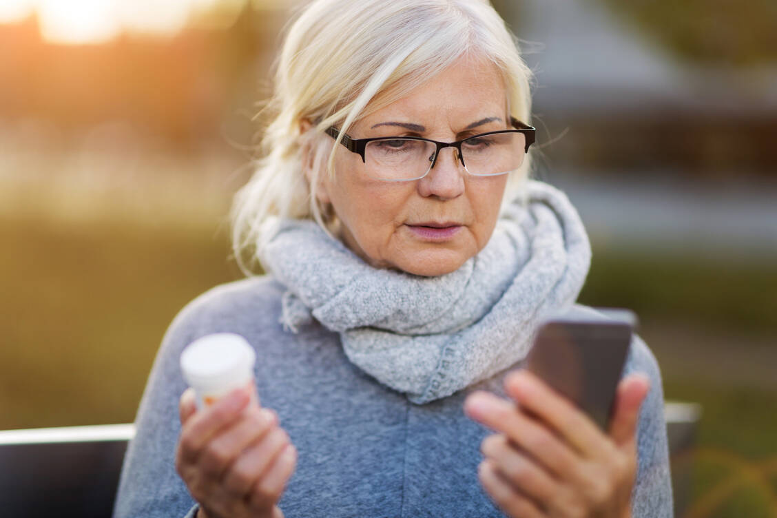 Künftig sollen Patienten ihre Medikationspläne per App auf dem Handy abrufen können. Damit sind die digitalen Dokumente auch bei jedem Besuch in der Apotheke oder in der Arztpraxis griffbereit. / Foto: Adobe Stock/pikselstock