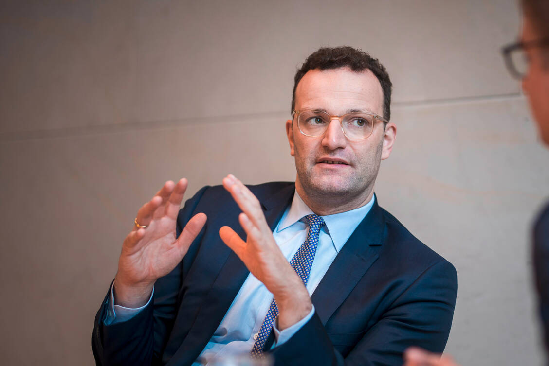 Bundesgesundheitsminister Jens Spahn (CDU) wird sich im Rahmen der Expopharm Impuls in einem Interview zum Apotheken-Stärkungsgesetz und zum E-Rezept äußern. / Foto: BMG/Florian Gaertner